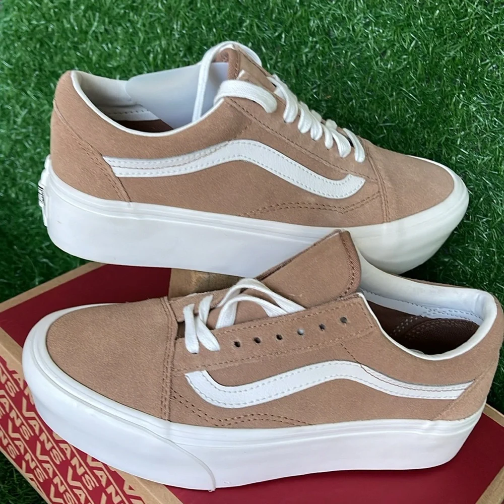 Vans WMNS Old Skool Stacked Soft Suede Burro/True White
VN0A7Q5MB69
Platforms - Picture 10 of 16